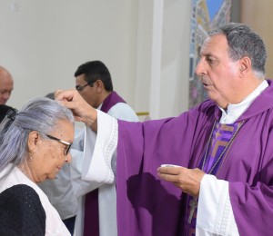 Bispo Dom Joaquín  Pertíñez celebra missa das Cinzas na catedral Nossa Senhora de Nazaré