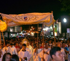 Celebração de Corpus Christi reúne milhares de fiéis nas ruas do Centro de Rio Branco
